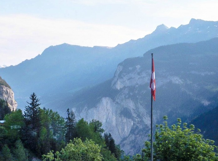Gimmelwald, Switzerland | Hiking in the Swiss Alps | Murren | mountains | cows | Where is gimmelwald? | Where to stay in Gimmelwald | Hiking trails | Murren