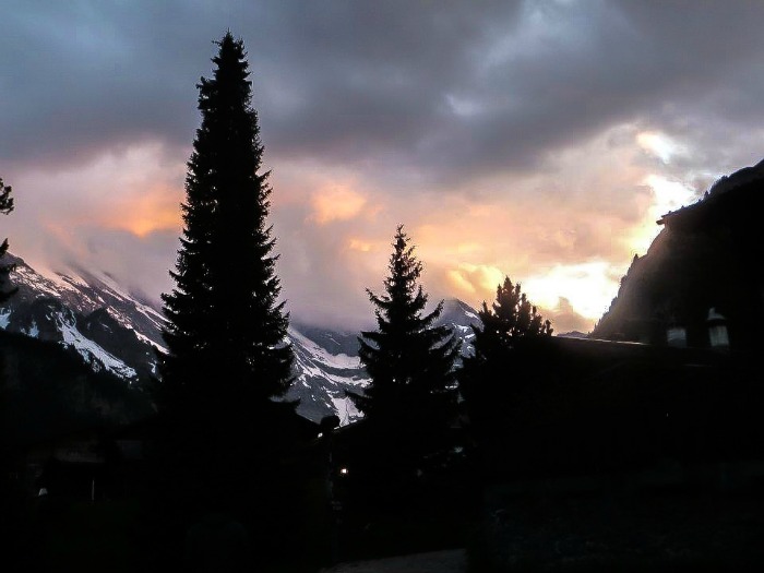 Gimmelwald, Switzerland | Hiking in the Swiss Alps | Murren | mountains | cows | Where is gimmelwald? | Where to stay in Gimmelwald | Hiking trails | Lauterbrunnen Valley | sunset