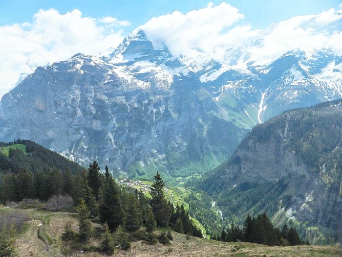 Gimmelwald, Switzerland | Hiking in the Swiss Alps | Murren | mountains | cows | Where is gimmelwald? | Where to stay in Gimmelwald | Hiking trails | Murren