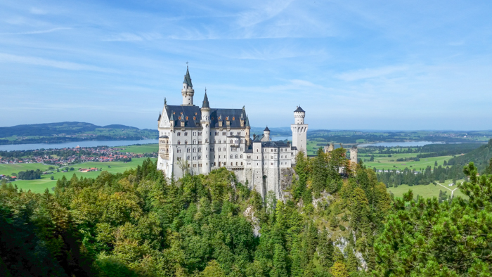 Do This, Not That // Visiting Neuschwanstein Castle | Dos and don'ts for your trip to Füssen to visit Kind Ludwig's famous fairy tale castle #neuschwanstein #castle #swanking #fairytale #germany #traveltips #bucketlist