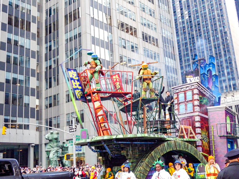 Teenage Mutant Ninja Turtles on a Macy's thanksgiving day parade float