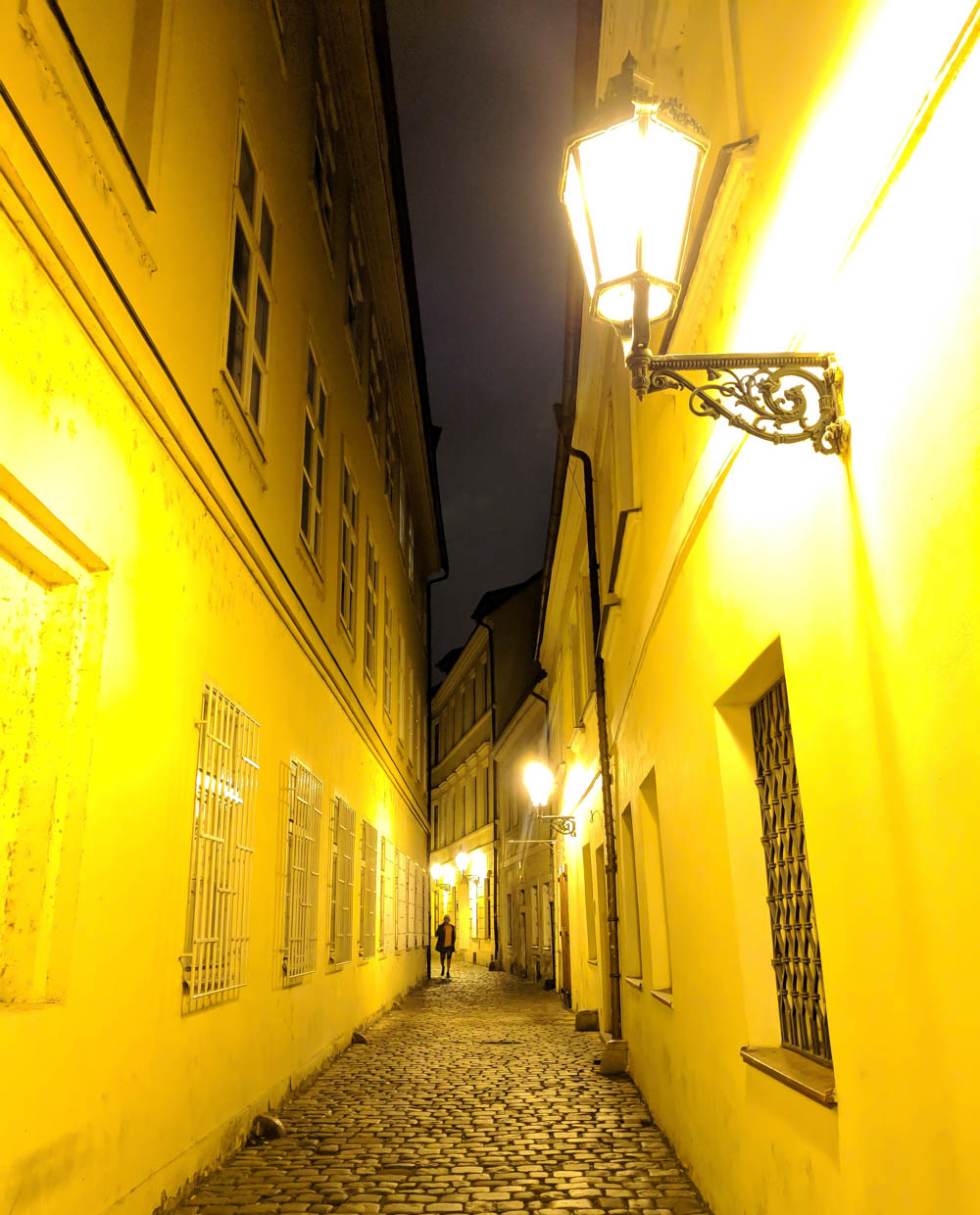deserted Prague alleyway | How to NOT guide for getting robbed abroad | What to do before, during, and after getting robbed abroad. Pickpocketing in Europe, travel insurance, etc. #traveltips #europe
