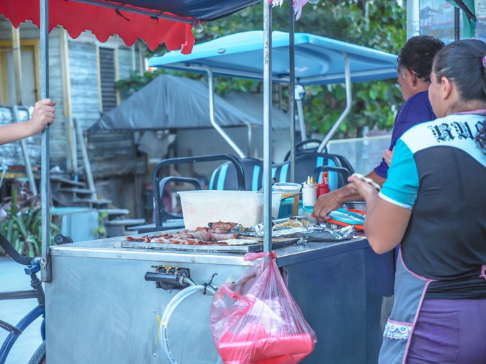 17 things that shocked me in Belize // Caye Caulker street food