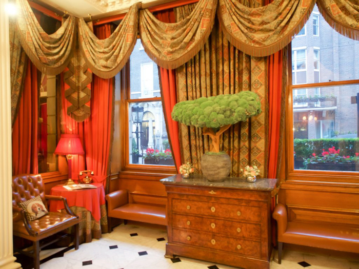 Charlie and the Chesterfield | Willy Wonka and the Chocolate Factory | Afternoon Tea | London, United Kingdom | Chesterfield Mayfair Hotel | Red Carnation Hotel Collection | lobby