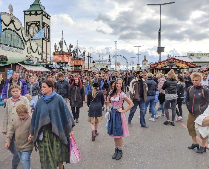 How to dress for Oktoberfest in Munich, Germany | What to wear for Oktoberfest | Oktoberfest packing list | Complete packing guide to Oktoberfest | Dirndls and trachten #oktoberfest #dirndl #munich #germany #beerfest