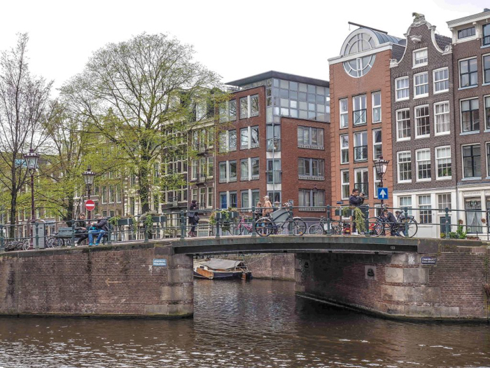 Strolling the canals of the Jordaan during 3 days in Amsterdam, Netherlands | Dutch culture and history | cats in windows