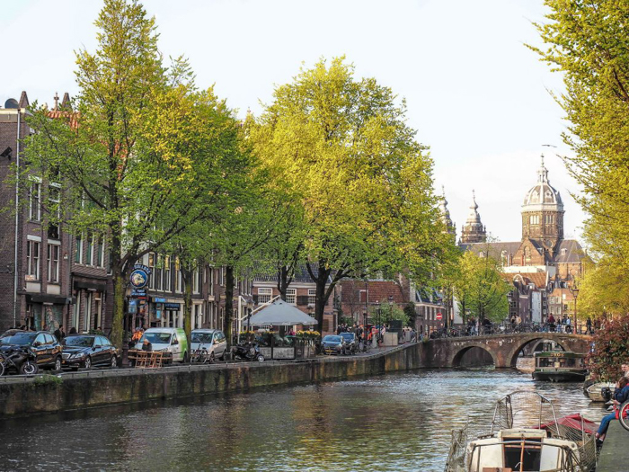 3 days in Amsterdam, Netherlands | canal at sunset | Red Light District