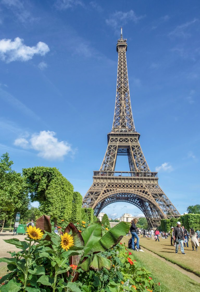 When is the best time to visit Paris, France? Here is a summer vs. winter showdown. Hotel and airfare costs and room availability | Crowds and lines at popular museums, monuments, and attractions | Weather conditions | the Louvre, Eiffel Tower, Arc de Triomphe, Giverny, Versailles, Notre Dame Cathedral, Musee d'Orsay