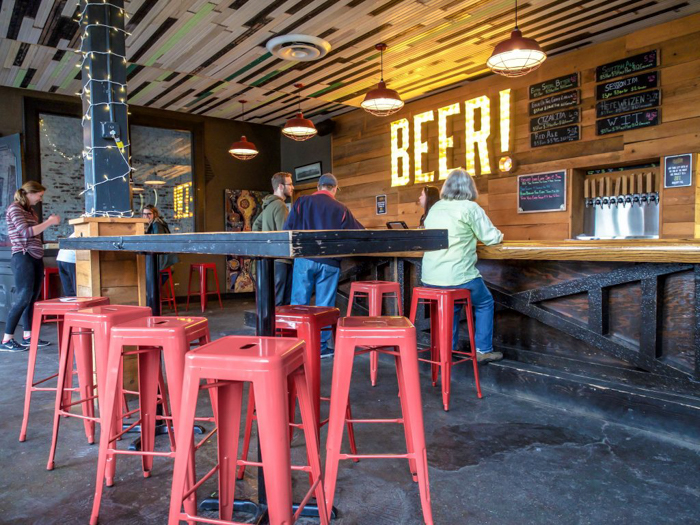 Memphis craft breweries | High Cotton Brewing Co. | Craft beer in Downtown / Midtown Memphis, Tennessee | High Cotton taproom | craft beer flight