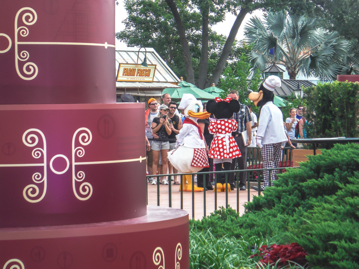 What to pack for the Epcot Food and Wine Festival | Epcot Center, Disney World, Orlando, Florida | What to wear, what to bring, what to leave at home, and how NOT to look like a crazy person | Apparel, shoes, misc. | costumed characters