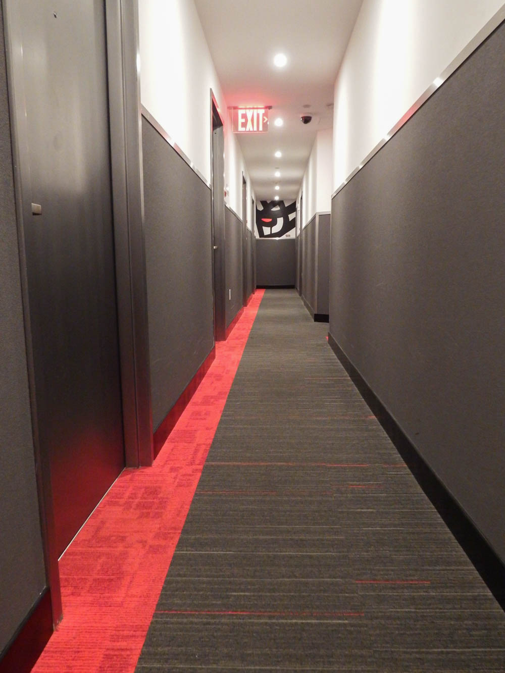 review of pod hotel 39, dark hallway