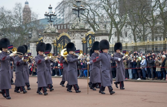 The Best 5-day London Itinerary for First-Time Visitors | London, England, United Kingdom | Changing of the Guard ceremony at Buckingham Palace