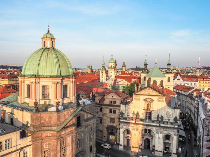 Do This, Not That // Tips for flying budget airlines in the United States and Europe | Spirit Airlines, Frontier Airlines, Wow Air, Norwegian Air, Ryan Air | Budget Airlines tips and review | How to fly Budget airlines | Budget airlines survival guide | budget travel tips | norwegian air to prague