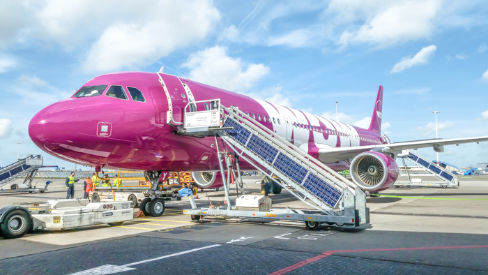 Do This, Not That // Tips for flying budget airlines in the United States and Europe | Spirit Airlines, Frontier Airlines, Wow Air, Norwegian Air, Ryan Air | Budget Airlines tips and review | How to fly Budget airlines | Budget airlines survival guide | budget travel tips | wow air pink plane