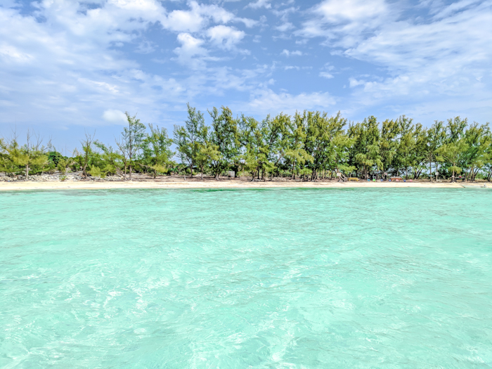 Exploring the 700 islands of The Bahamas - including Paradise Island and Nassau, the islands for swimming with the pigs, and more. Covering where to go in The Bahamas and which islands of The Bahamas you can visit. #bahamas #caribbean #islands #traveltips