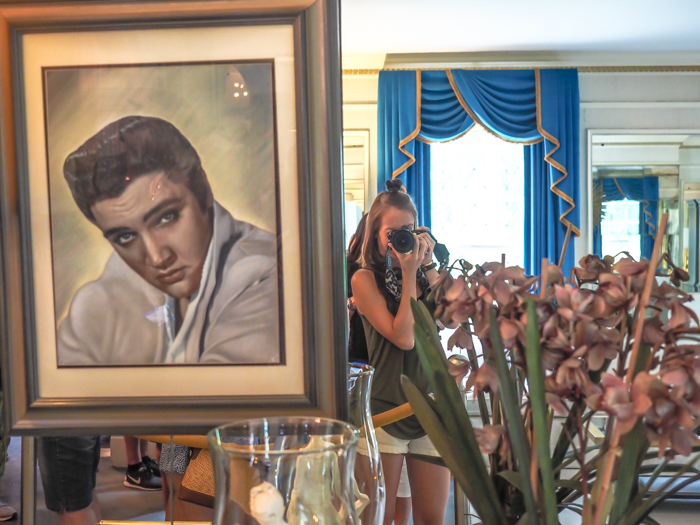 Living room, mirror | 13 Reasons to Visit Graceland in Memphis, Tennessee even if you're not an Elvis Presley fan #Elvis #Graceland #Memphis #traveltips