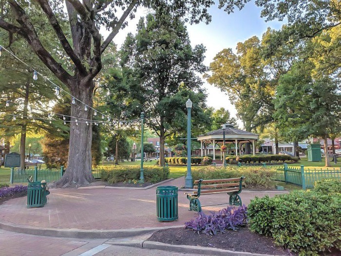 200 things to do in memphis, tennessee for first-time visitors, a local's guide | Collierville town square #collierville #memphis #traveltips #townsquare 