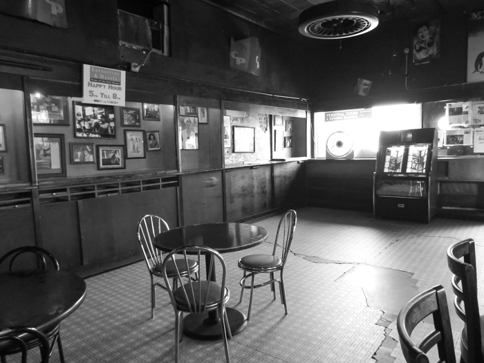200 things to do in Memphis, Tennessee for first-time visitors | A local's guide. Earnestine and Hazel's, #memphis #traveltips #localsguide #divebar #haunted
