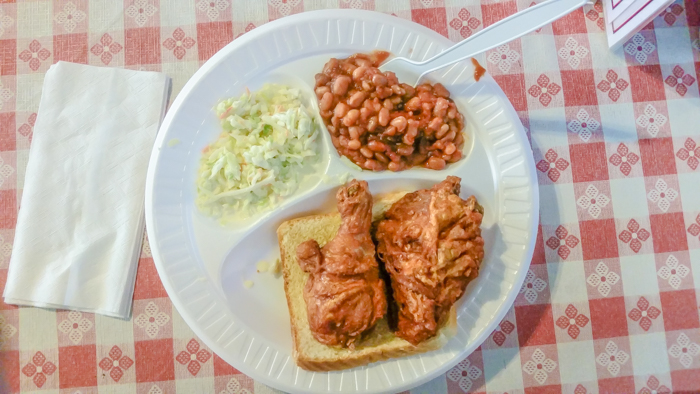 200 things to do in Memphis, Tennessee for first-time visitors | A local's guide. Gus's fried chicken #memphis #traveltips #friedchicken 