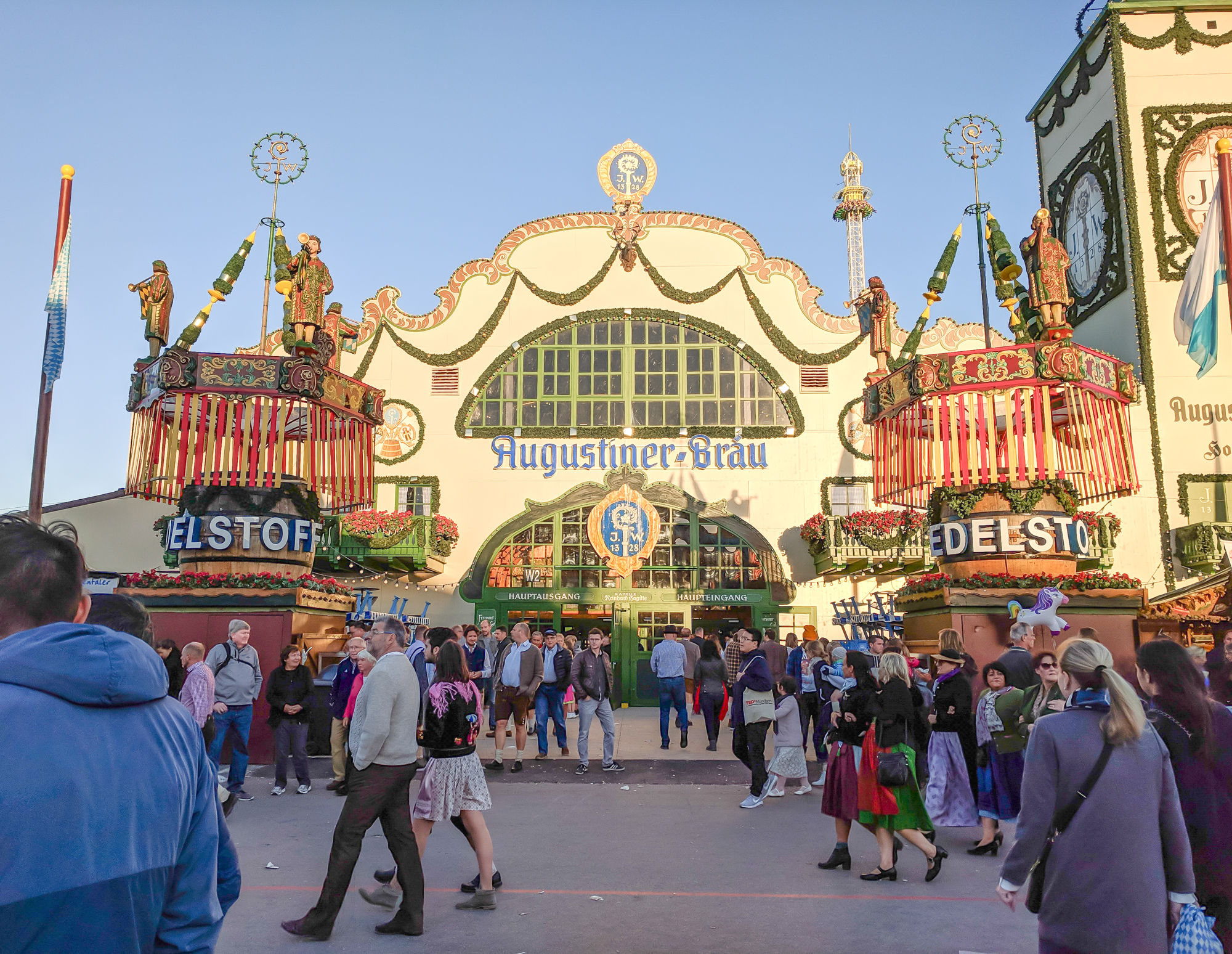 My Wanderlusty Oktoberfest Recap | What it's like at Oktoberfest in Munich, Germany | What it's like to travel to Oktoberfest with Thirsty Swagman | Oktoberfest beer tents | Oktoberfest food and beer | What to wear to Oktoberfest | Oktoberfirsts