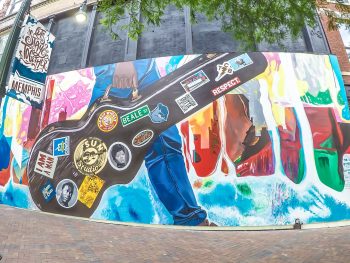 200 Things to Do in Memphis, Tennessee // a Local's Guide for First-Time Visitors // Where to eat in Memphis // Where to go in Memphis // What to do in Memphis // Elvis Presley and Graceland, blues and rock 'n' roll. BBQ and ribs and live music and more.