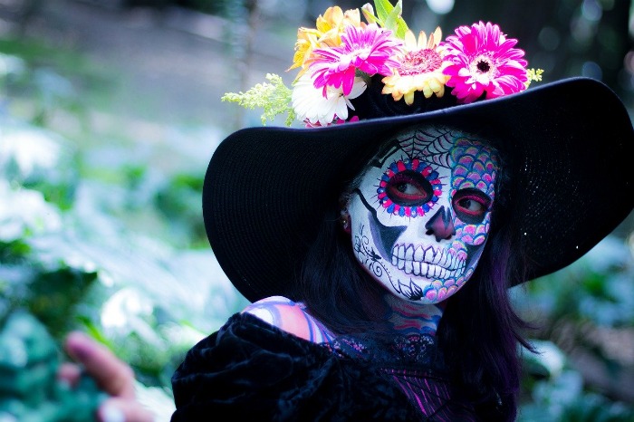 how to dress for day of the dead - big floppy hat