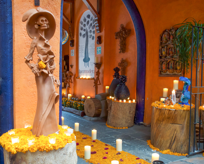 How to dress for Day of the Dead // Día de los Muertos, How to dress like a catrina, etc. Tips for men and women when celebrating in Mexico and beyond. Facepaint, flower crowns, what to wear, etc. #dayofthedead #mexico #diadelosmuertos #catrina #makeup 