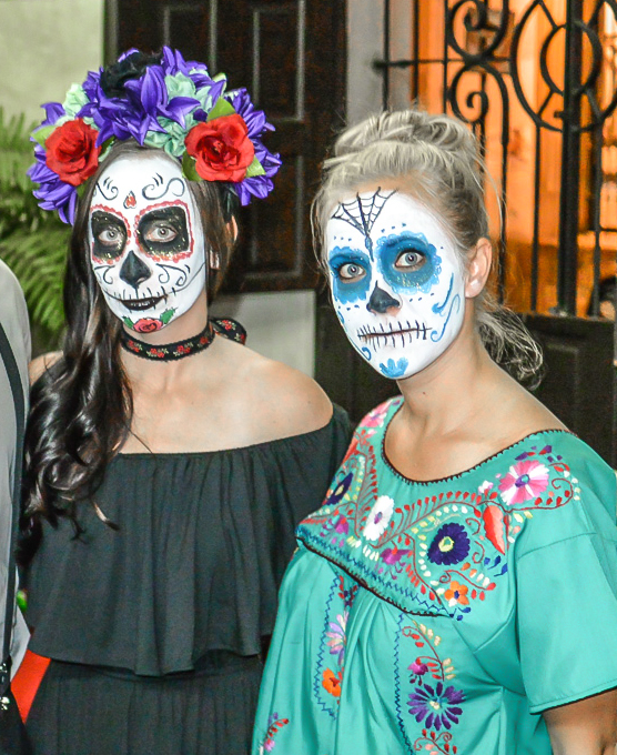 How to dress for Day of the Dead // Día de los Muertos, How to dress like a catrina, etc. Tips for men and women when celebrating in Mexico and beyond. Facepaint, flower crowns, what to wear for day of the dead, etc. #dayofthedead #mexico #diadelosmuertos #catrina #makeup 