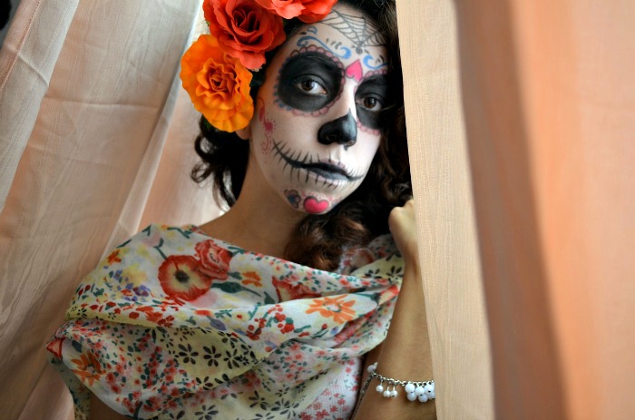 How to dress for Day of the Dead // Día de los Muertos, How to dress like a catrina, etc. Tips for men and women when celebrating in Mexico and beyond. Facepaint, flower crowns, what to wear, etc. Ofrenda (altar) at Casa Azul for Frida Kahlo #dayofthedead #mexico #diadelosmuertos #catrina #makeup #facepaint #frida #fridakahlo