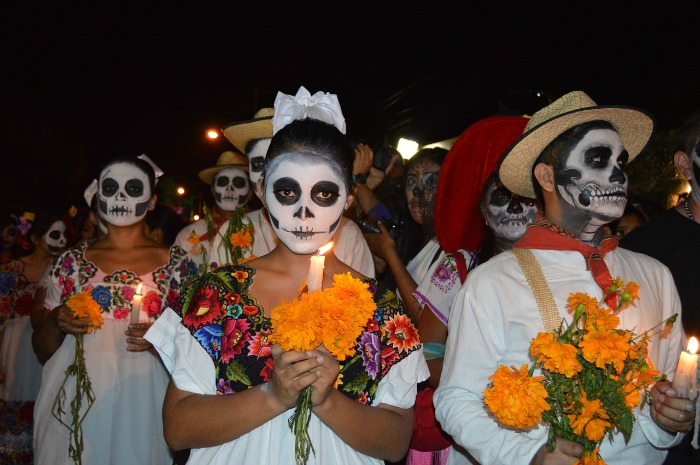 How to dress for Day of the Dead // Día de los Muertos, How to dress like a catrina, etc. Tips for men and women when celebrating in Mexico and beyond. Facepaint, flower crowns, what to wear, etc. Ofrenda (altar) at Casa Azul for Frida Kahlo #dayofthedead #mexico #diadelosmuertos #catrina #makeup #facepaint #frida #fridakahlo