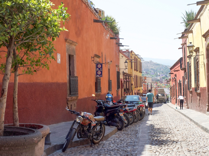 2 days in San Miguel de Allende travel tips | street scene, cobblestones #sanmigueldeallende #mexico #traveltips #timebudgettravel #sanmiguel