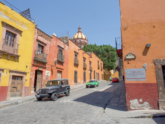 2 days in San Miguel de Allende travel tips | yellow and orange buildings #sanmigueldeallende #mexico #traveltips #timebudgettravel #sanmiguel 