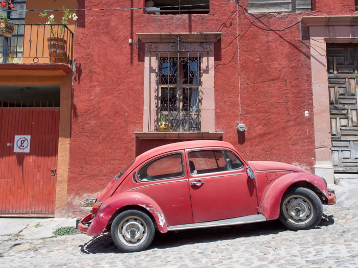 2 days in San Miguel de Allende travel tips | street scene, VW beetle #sanmigueldeallende #mexico #traveltips #timebudgettravel #sanmiguel #volkswagen #vwbug