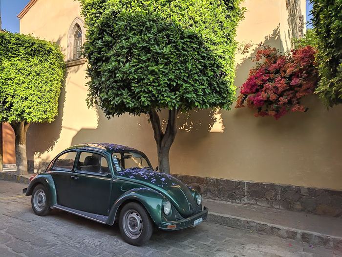 2 days in San Miguel de Allende travel tips | street scene, VW beetle #sanmigueldeallende #mexico #traveltips #timebudgettravel #sanmiguel #volkswagen #vwbug