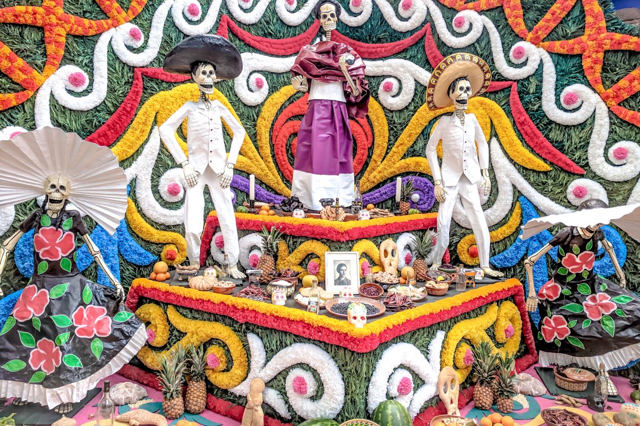 Do This, Not That // Celebrating Day of the Dead in Mexico for First-Timers | Día de los Muertos, what to wear for day of the dead, where to experience day of the dead in mexico, cultural significance, traditions, dos and don'ts, tips