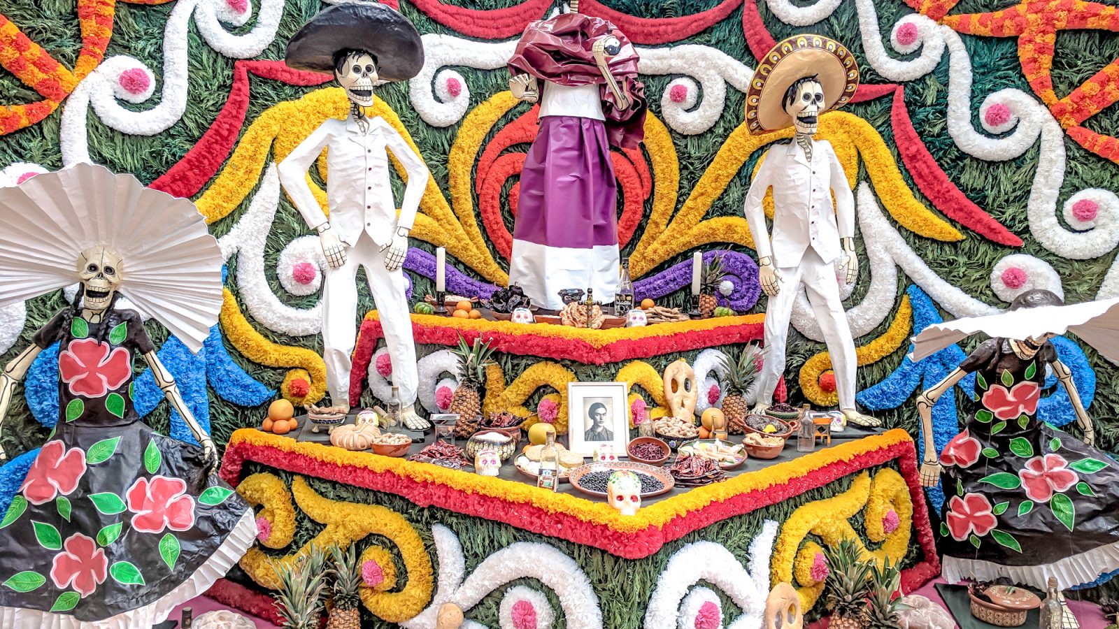 Do This, Not That // Celebrating Day of the Dead in Mexico for First-Timers | Día de los Muertos, what to wear for day of the dead, where to experience day of the dead in mexico, cultural significance, traditions, dos and don'ts, tips