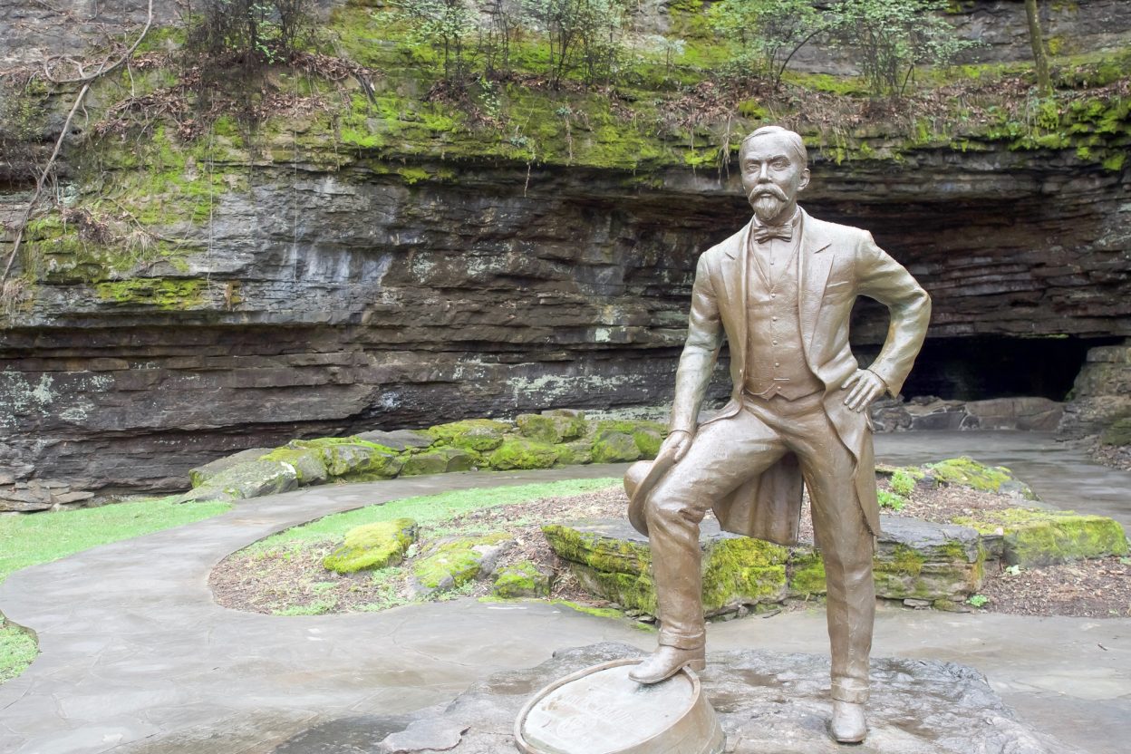 How to Tour Whiskey // Jack Daniel's Distillery Tour in Lynchburg, Tennessee | Day trip from Nashville, what to do in tennessee, things to do in tennessee, things to do in nashville
