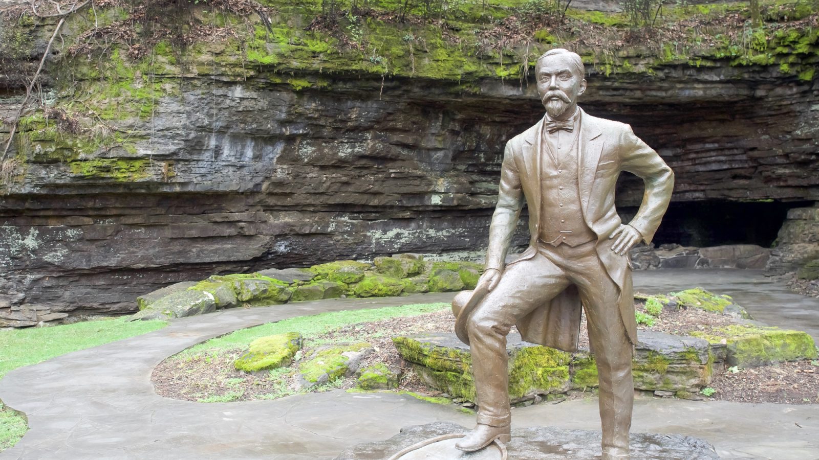 How to Tour Whiskey // Jack Daniel's Distillery Tour in Lynchburg, Tennessee | Day trip from Nashville, what to do in tennessee, things to do in tennessee, things to do in nashville