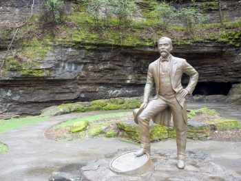 How to Tour Whiskey // Jack Daniel's Distillery Tour in Lynchburg, Tennessee | Day trip from Nashville, what to do in tennessee, things to do in tennessee, things to do in nashville