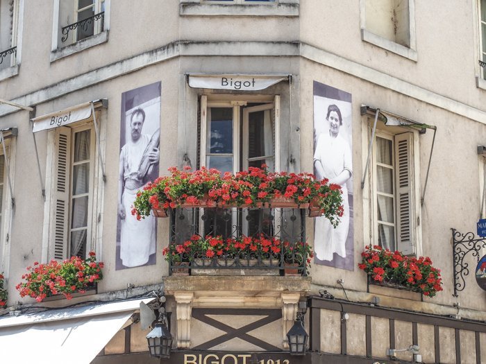 7 France-tastic Things to Do in the Loire Valley | #traveltips #loirevalley #france #daytrips | Chateau d'Amboise #amboise #chateau #castle #medieval #bakery