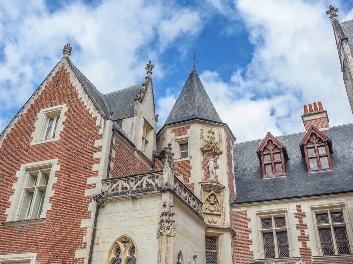 7 France-tastic Things to Do in the Loire Valley | #traveltips #loirevalley #france #daytrips | Amboise and Clos Lucé #amboise #loireriver #closluce #leonardodavinci