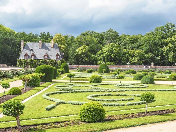 7 France-tastic Things to Do in the Loire Valley | #traveltips #loirevalley #france #daytrips | Chateau Chenonceau #chenonceau #chateau #castle #medici #garden