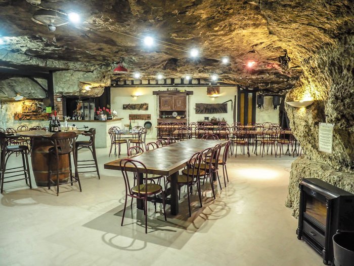 7 France-tastic Things to Do in the Loire Valley | Dinner in a troglodyte cave #loire valley #france #troglodytecave #traveltips