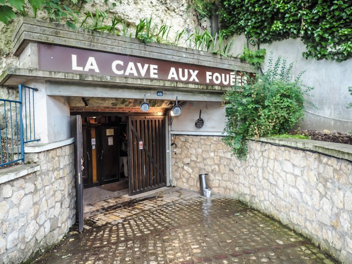 7 France-tastic Things to Do in the Loire Valley | Dinner in a troglodyte cave, La Cave Aux Fouees | #loire valley #france #troglodytecave #traveltips