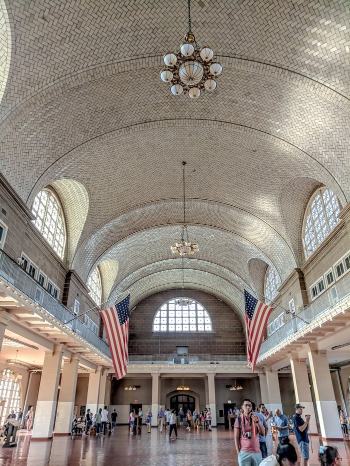A Time-Budget Traveler's Guide to Visiting Ellis Island in a Hurry | New York City, Manhattan and the Statue of Liberty | United States Immigration Museum | National Park Site #ellisisland #newyorkcity #stateofliberty #nyc #manhattan #ushistory grand hall