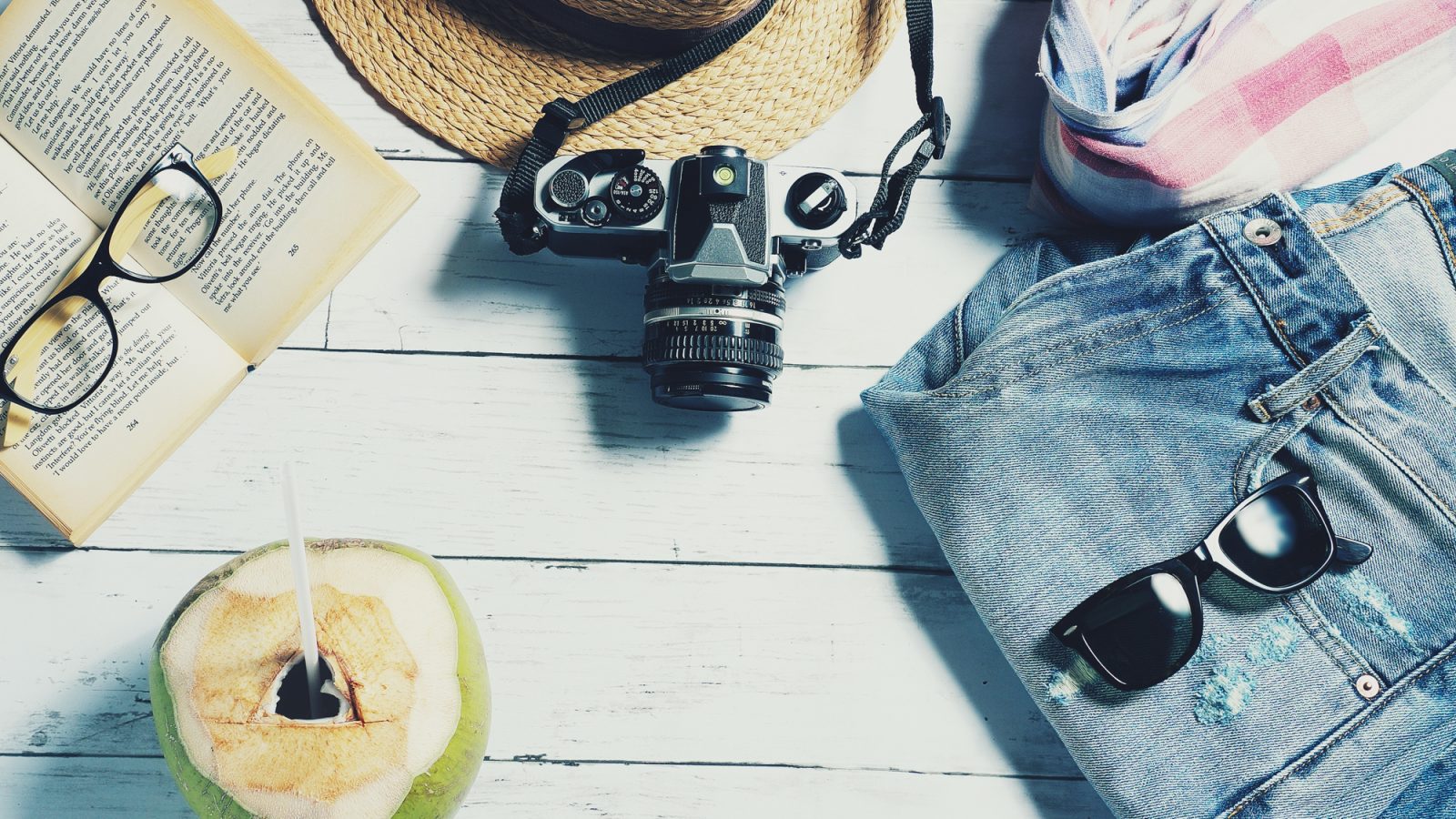 All my favorite travel gear and travel planning resources | travel blogging resources | travel blogging gear | best photography gear and travel accessories