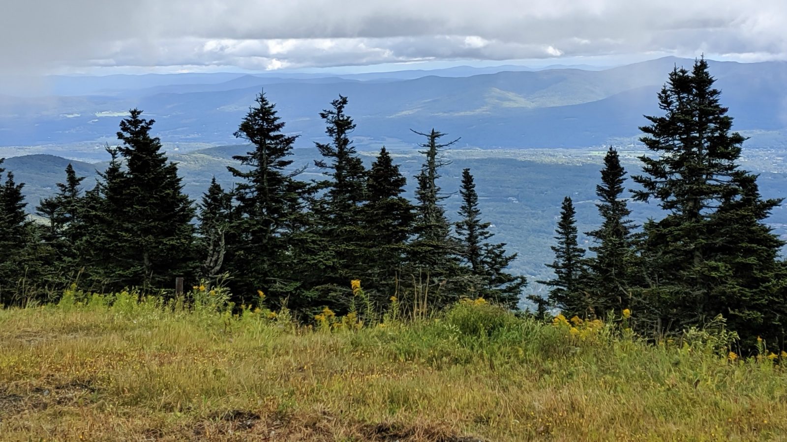 11 Ways to Fill Your Days During a Weekend in Vermont | Craft beer, farmers market, bed and breakfast hiking in the mountains, von trapp family lodge, shopping, history, etc. #vermont #newengland