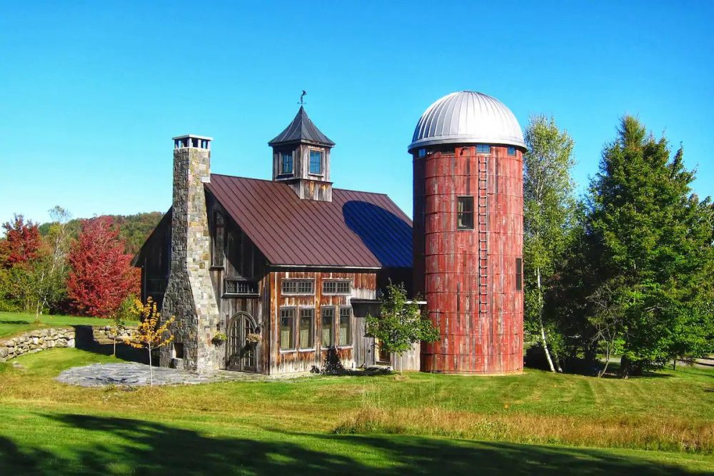 where to stay during a weekend in Vermont - treehouse Airbnb in the woods next to stream