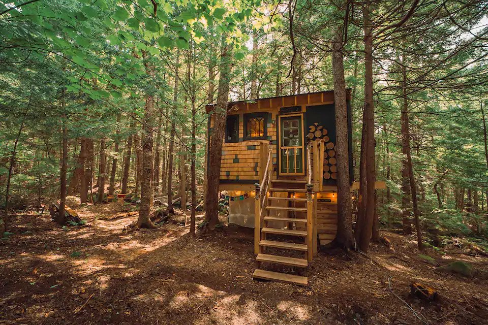 where to stay during a weekend in Vermont - treehouse Airbnb in the woods next to stream