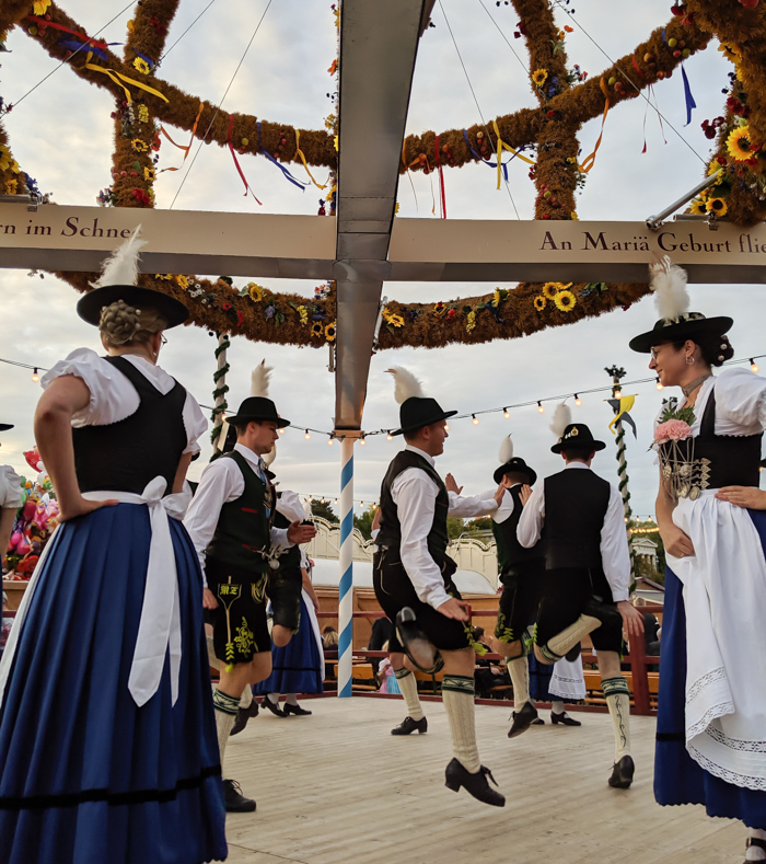 Traditional dances in the Oide Wiesn / Must-Know Oktoberfest tips from an Oktoberfest tour guide and locals / what you need to know about oktoberfest in munich, germany